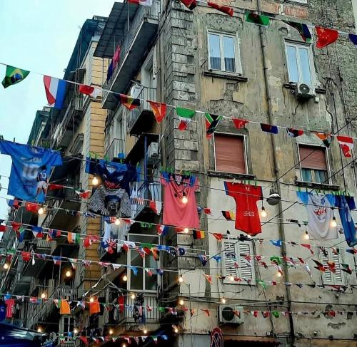 Het gebouw waarin het vakantiehuis zich bevindt