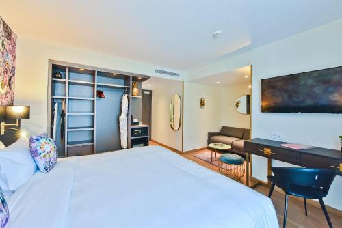 a hotel room with a bed and a desk at Hôtel La Villa Port d'Antibes & Spa in Antibes