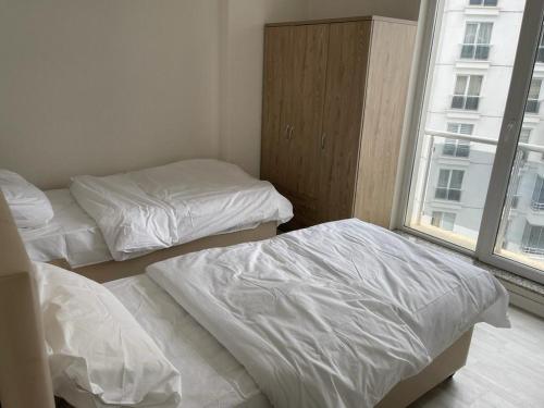 Ein Bett oder Betten in einem Zimmer der Unterkunft شقة للايجار اليومي جديدة - يومرا كاشستو