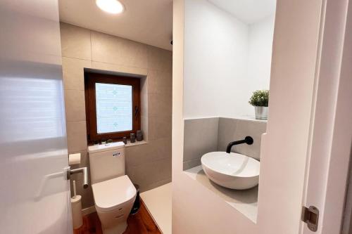 een badkamer met een toilet en een wastafel bij El Mar de Casa en Cudillero by Batuecas in Cudillero