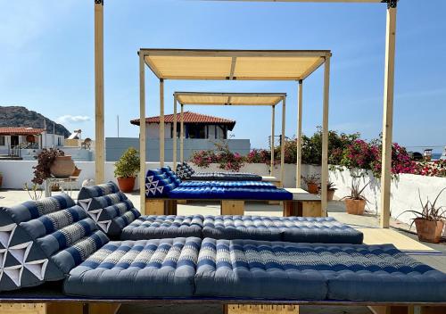 - un ensemble de canapés bleus assis sur une terrasse dans l'établissement Chez Cécile Home, à Mochlos