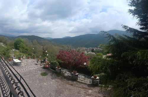 vista su una collina con montagne sullo sfondo di VILLA ANNA 