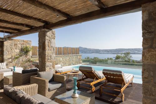 オルノスにあるAmaris Mykonian Residenceのパティオ(家具付)、スイミングプールが備わります。