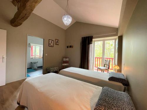 1 dormitorio con 2 camas y ventana en Eiherabidia, en Orsanco