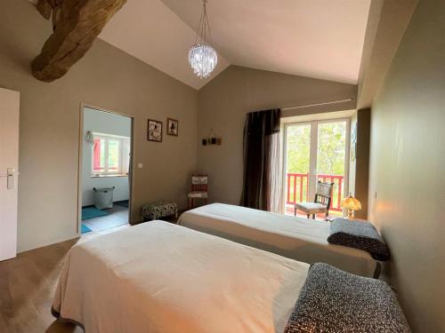 a bedroom with two beds and a window at Eiherabidia in Orsanco