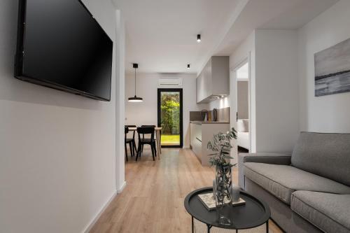 een woonkamer met een bank en een tafel bij Upper Sea View Apartments in Vrsar