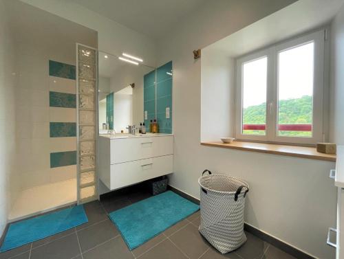 een badkamer met een douche, een wastafel en een raam bij Eiherabidia in Orsanco