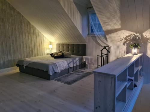 een slaapkamer met een bed, een tafel en een raam bij DIENVIDI in Bernāti