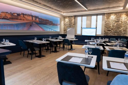 Un restaurante o sitio para comer en Hotel De L'univers