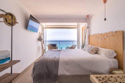 Un dormitorio con una cama grande y una ventana en Banana Beach Boutique Studio, en Platja d'Aro