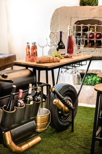 a table with wine bottles and a table with a wheel at Cloud 9 in Ralingen