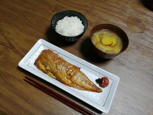 a plate of food with fish and rice and chopsticks at はこにわ｜田舎暮らしが体験できる宿 in Kushimoto