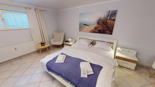 グレーミッツにあるDeich-Residenz App. 1のベッドルーム1室(大型ベッド1台、タオル2枚付)