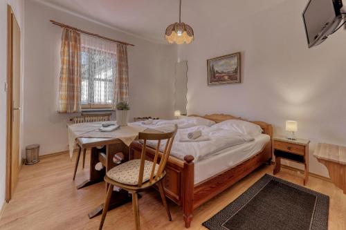 ボーデンマイスにあるHotel Bayerischer Hofのベッドルーム1室(ベッド1台、テーブル、椅子付)