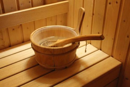 a wooden bucket in a sauna with a wooden spoon at Park Hotel Arbanassi in Arbanasi