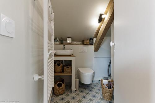 uma pequena casa de banho com lavatório e WC em Les Chaumes en Morvan 