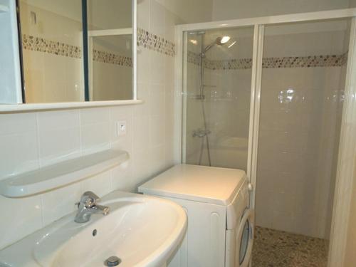 une salle de bain avec toilettes, lavabo et douche dans l'établissement Enea - Hossegor agréable villa proche du lac et de la plage, à Soorts-Hossegor