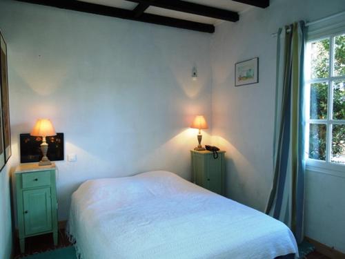 - une chambre avec un lit blanc et 2 lampes sur les tables dans l'établissement Enea - Hossegor agréable villa proche du lac et de la plage, à Soorts-Hossegor