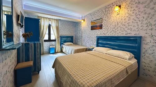 een slaapkamer met 2 bedden in een kamer bij Mai̇ Hotel in Çeşme