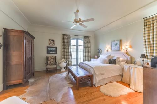 um quarto com uma cama e uma ventoinha de tecto em Elegant French Patio Home with Private Pool em Houston