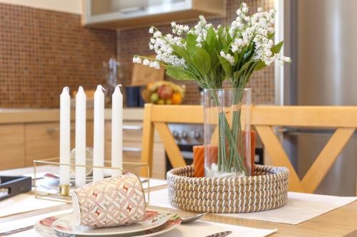 a table with a vase of flowers on a table at Villa Orelia in Hanioti