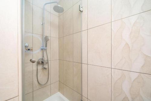 baño con ducha y puerta de cristal en Apartments with a parking space Mlini, Dubrovnik - 8566, en Mlini