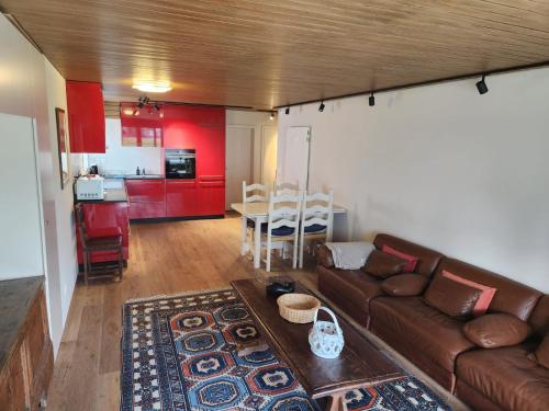 - un salon avec un canapé et une table dans l'établissement Prada Laax by Quokka 360 - building with sauna, à Laax