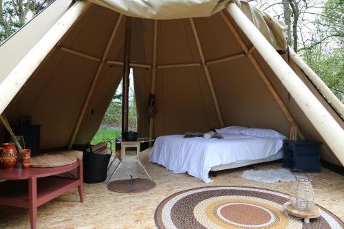 a bedroom with a bed in a tent at Tipi Texel in 't Horntje