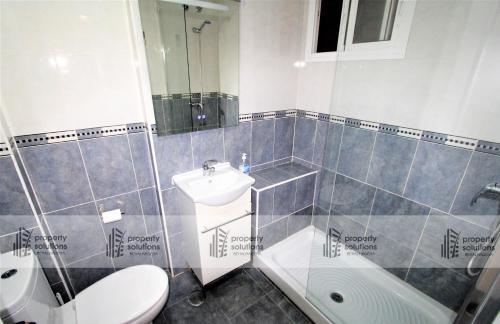 y baño con aseo, lavabo y ducha. en 206 Júpiter Apartamentos - Piscina y Playa - Excelente Ubicación, en Benalmádena