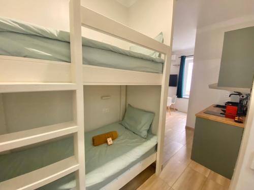 - deux lits superposés dans une chambre dans l'établissement Appartements neuf - Frontière de Monaco - clim - WIFI, à Cap d'Ail