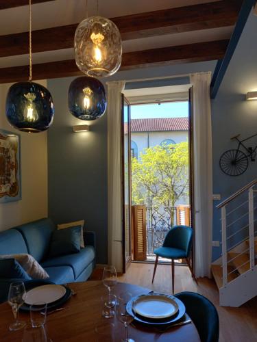 a living room with a blue couch and a table at Vivila - Ca' Foulard in Cernusco sul Naviglio