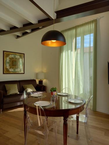 a dining room with a table and chairs at Vivila - Ca' Foulard in Cernusco sul Naviglio