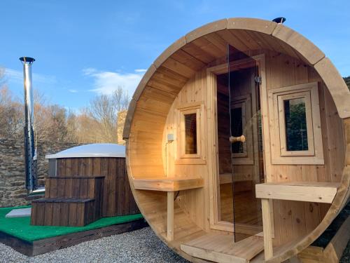 a large wooden sauna with a large wooden barrel at Alojamiento Luz de Hadas in Sampil