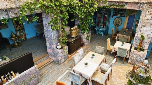 an overhead view of a restaurant with tables and chairs at Mai̇ Hotel in Çeşme