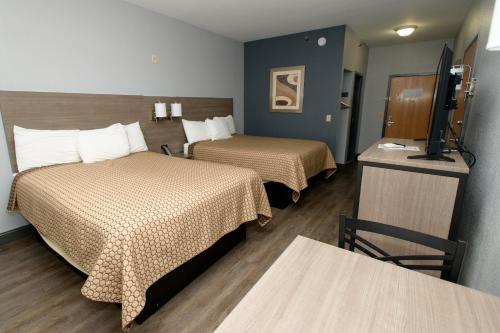 Postel nebo postele na pokoji v ubytování HomeTown Inn-Ringgold