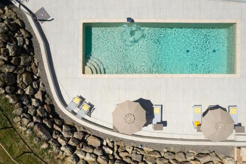 an overhead view of a swimming pool with umbrellas at Villa Noemi in Querce