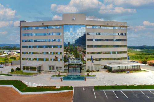 um grande edifício de escritórios com muitas janelas em Porto das Asas Park Hotel em Andradas