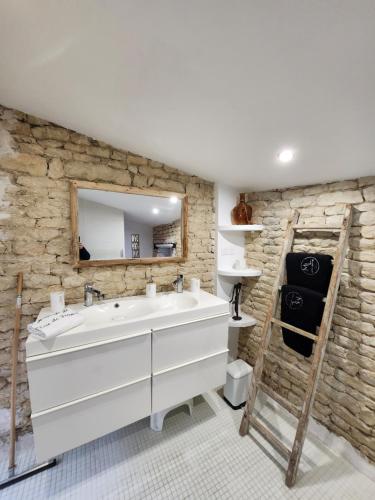 La P'tite Écurie في Saint-Jean-de-Liversay: حمام مع حوض أبيض ومرآة