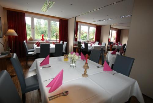 een eetkamer met roze servetten op een tafel bij Hotel Rosenstadt & Malxestube Restaurant 