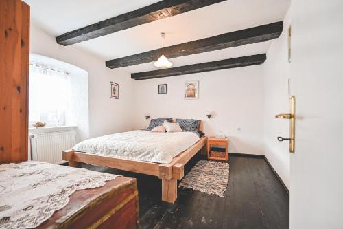 1 dormitorio con 2 camas y ventana en HEDONIA, en Fužine