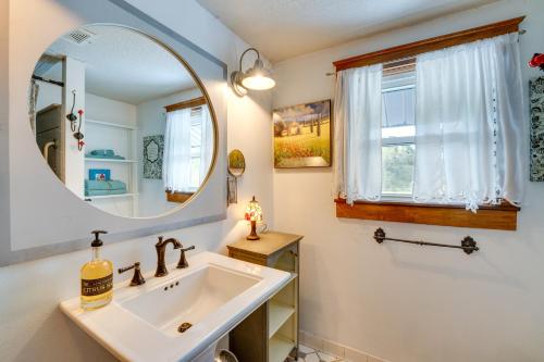 Bilik mandi di Spacious Home with Florida Room about 1 Mi to Lake Dora!