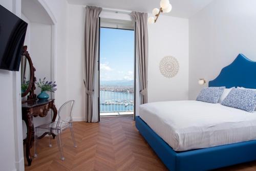 1 dormitorio con cama y ventana grande en Relais al Castello, en Castellammare di Stabia