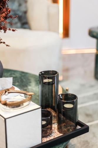a tray with two black vases on a table at Xin'an Yihao Hotel - Near Xiamen Railway Station, near Vientiane City, minibar is free in Xiamen
