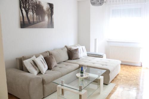 sala de estar con sofá y mesa de cristal en Apartment Deluxe, en Jajce