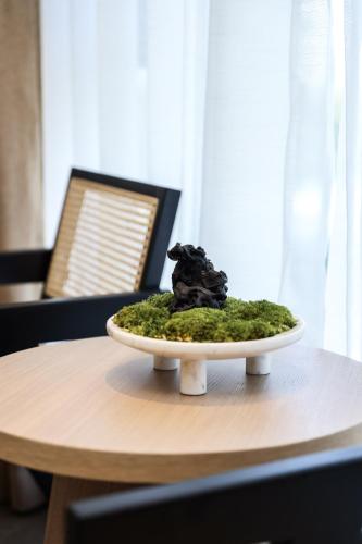 a plate with a sculpture on a table at Xin'an Yihao Hotel - Near Xiamen Railway Station, near Vientiane City, minibar is free in Xiamen