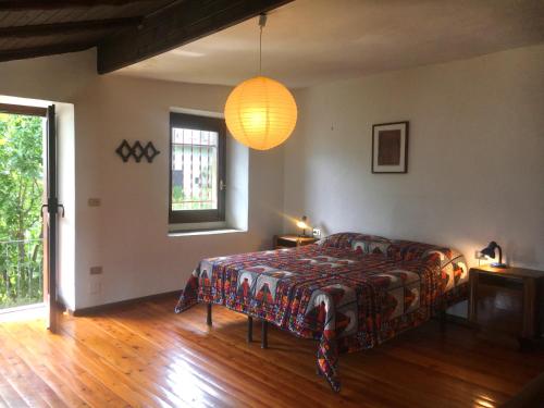 sypialnia z łóżkiem i lampką w obiekcie Al Termen w mieście Sondrio