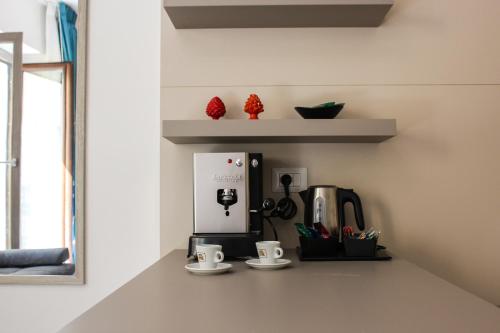 Tetera y cafetera en Dalì al mare