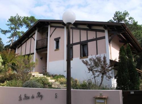 une maison avec un lampadaire devant dans l'établissement La rose du pley - Seignosse spacieuse villa dans quartier calme et résidentiel, à Seignosse