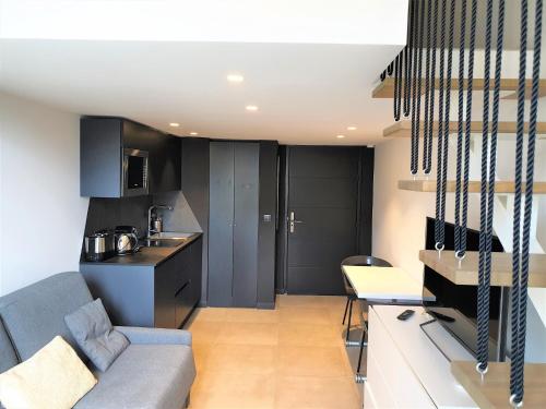 un salon avec un canapé et une cuisine dans l'établissement Duplex centre mer 403, à Nice