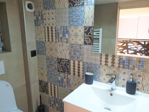 une salle de bain avec un lavabo et un miroir dans l'établissement Duplex centre mer 403, à Nice